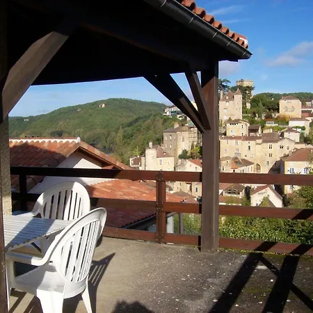 Charmante Maison à Puy-l'évêque Avec Jardin Et Balcon