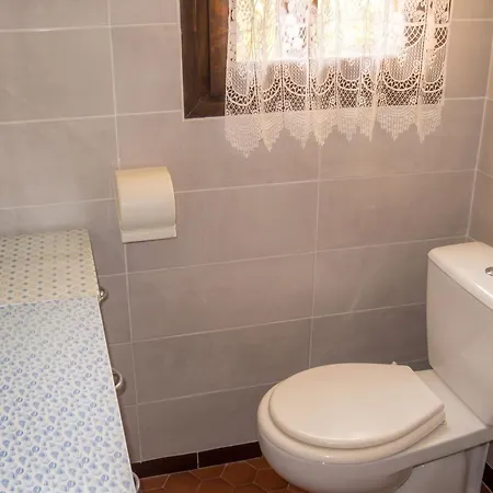 Charmante Maison à Puy-l'évêque Avec Jardin Et Balcon